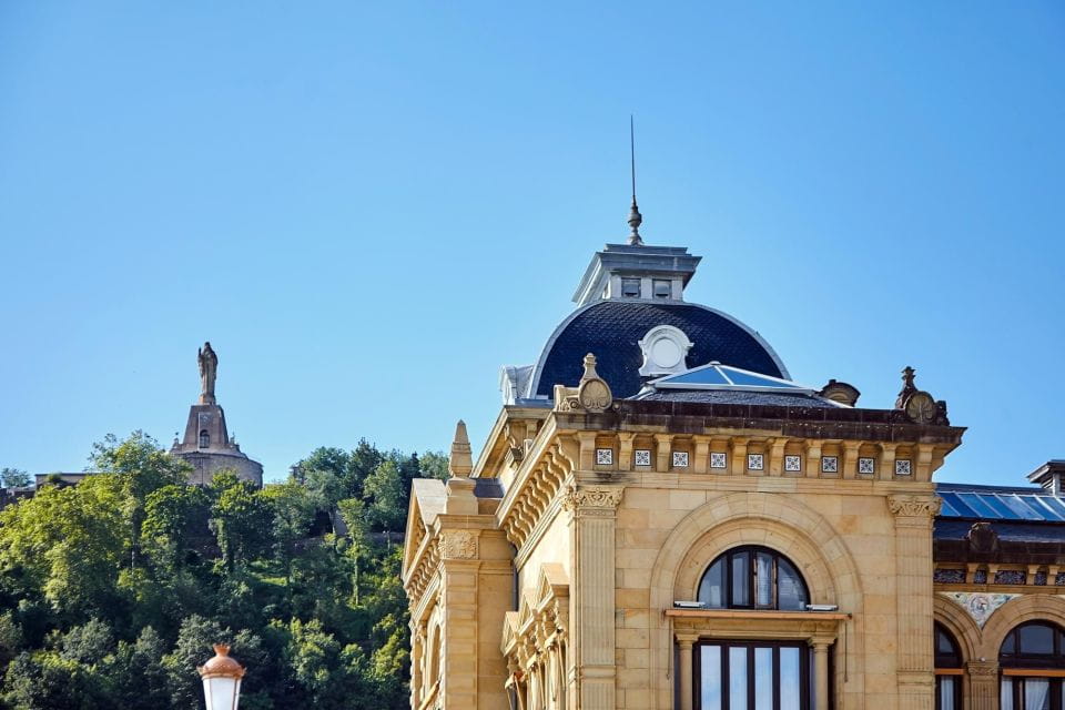 San Sebastian: Express Walk With a Local in 60 Minutes - Itinerary and Activities