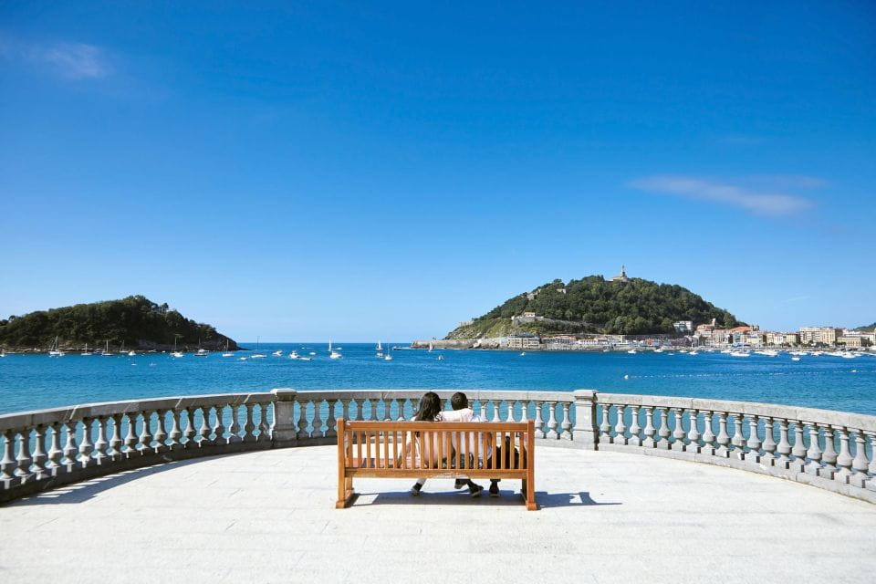 San Sebastian: Express Walk With a Local in 60 Minutes - Explore San Sebastians Charm