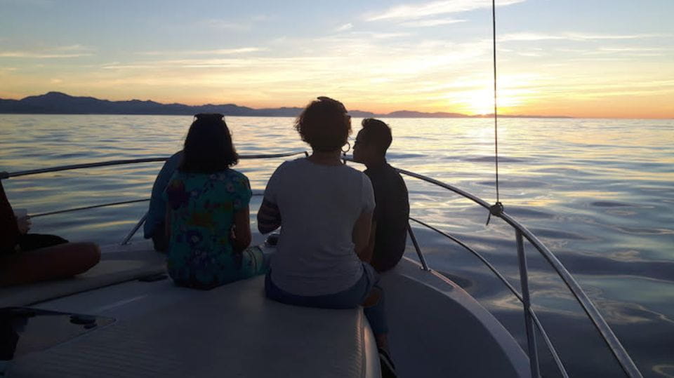 San Sebastian: Sunset on a Yacht - Inclusions