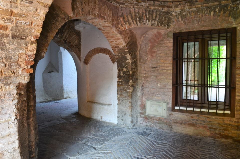 Santa Cruz Neighborhood, the Former Jewish of Seville - Key Points