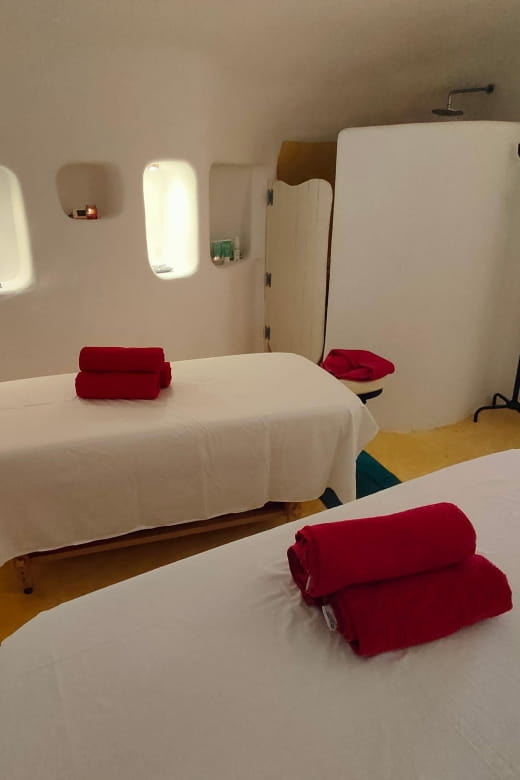 Santorini: Couples Massage With Wine, Fruits Day Pool Access - Experience and Amenities