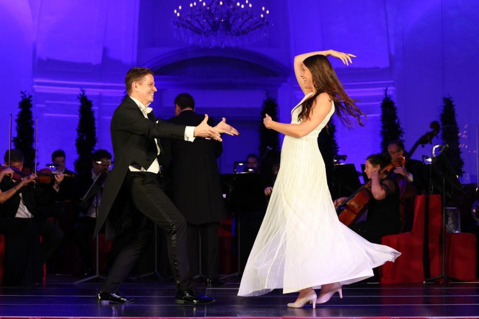 Schönbrunn: Christmas Market, Palace Tour, & Concert - Christmas Market Experience