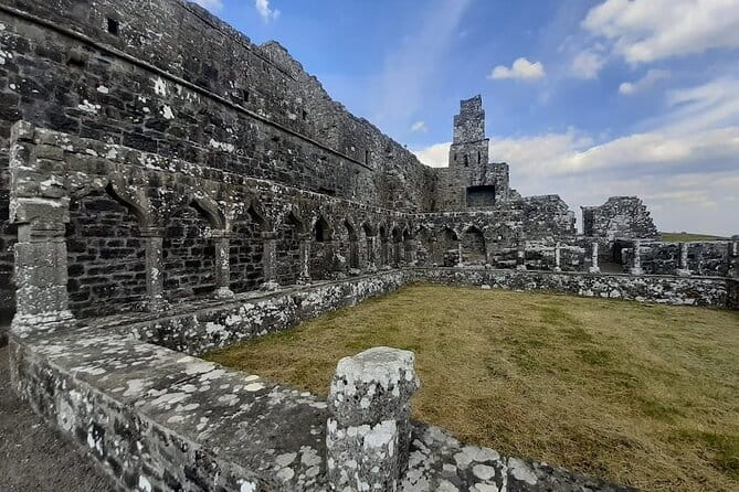 Sean's Bar, Athlone Castle and Clonmacnoise Monastery - Exploring the Hidden Charm of Clonmacnoise