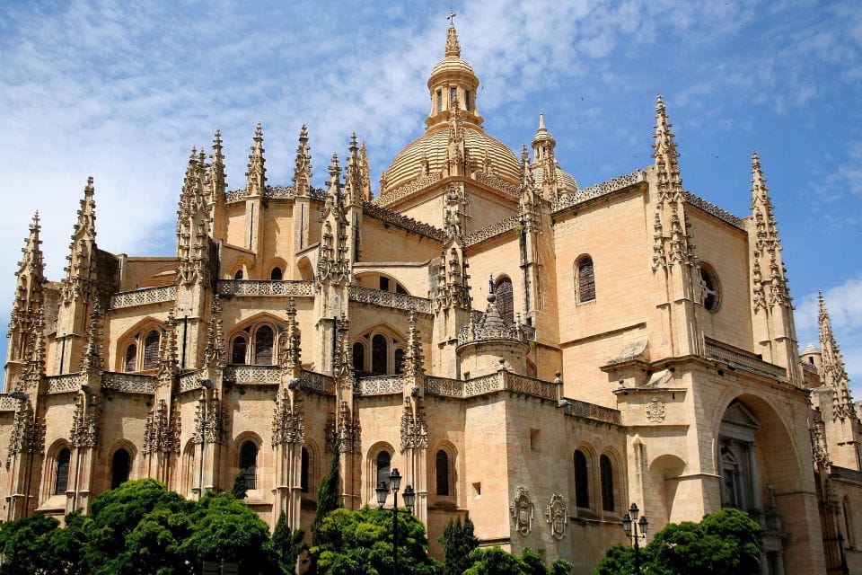 Segovia: Guided Walking Tour With Alcázar Entry - Inclusions and Exclusions