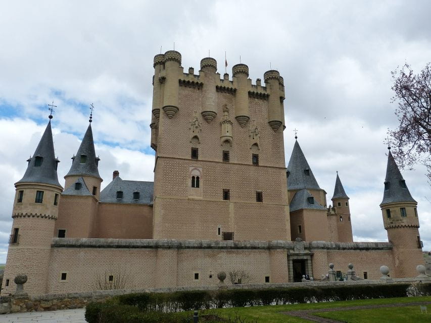 Segovia: Guided Walking Tour With Alcázar Entry - Customer Feedback