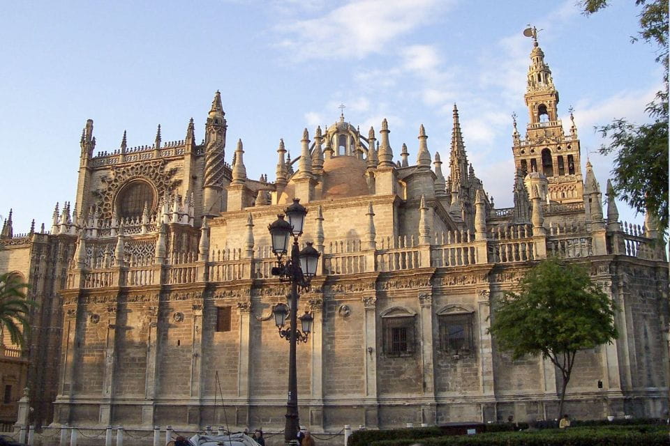 Seville: Cathedral, Giralda & Alcazar Entry With Guided Tour - Dress Code and Participant Details