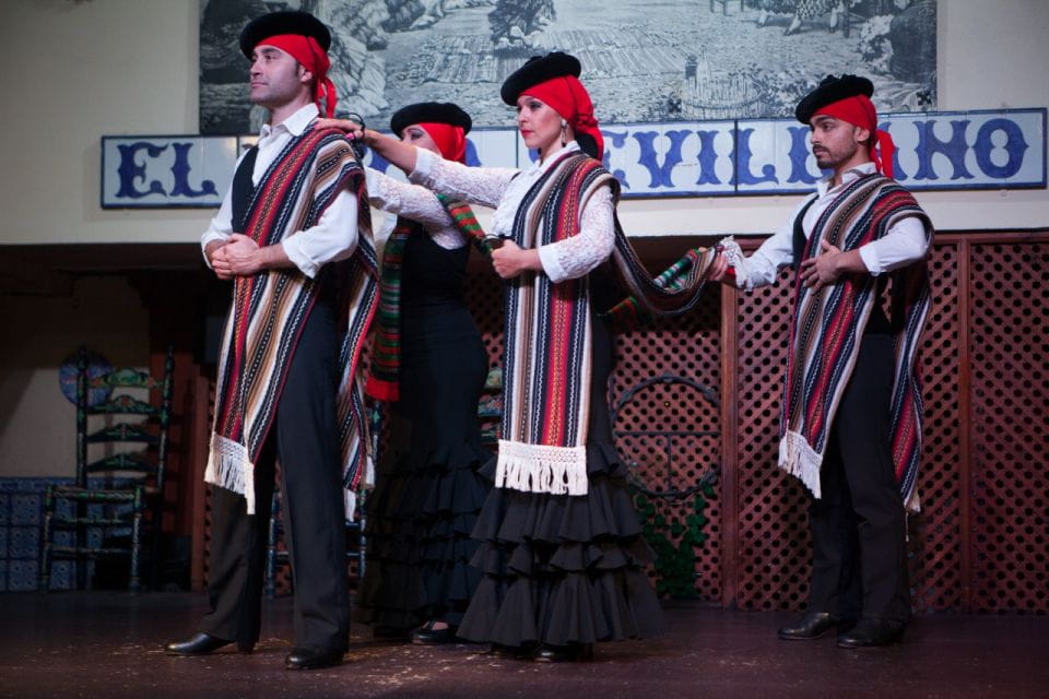 Seville: El Patio Sevillano Flamenco Show Ticket & Dinner - Food and Drink