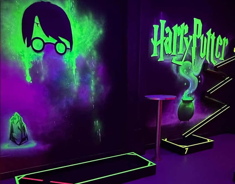 Seville: Indoor UV 18 hole Minigolf Experience - What to Expect on Arrival
