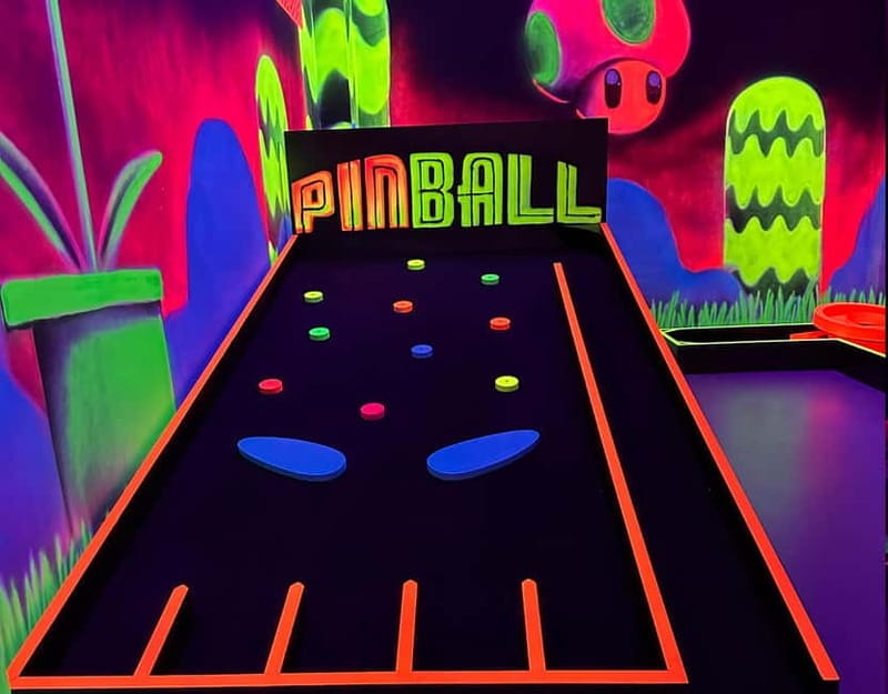 Seville: Indoor UV 18 hole Minigolf Experience - Drinks, Snacks, and Atmosphere