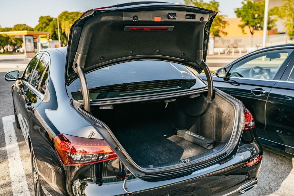 Seville: Private 1-Way Airport or Train Station Transfer - Features of the Transfer Experience