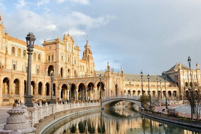 Seville: Private or Shared Group Highlights Walking Tour - Discovering Seville’s Main Landmarks in a Manageable Walk