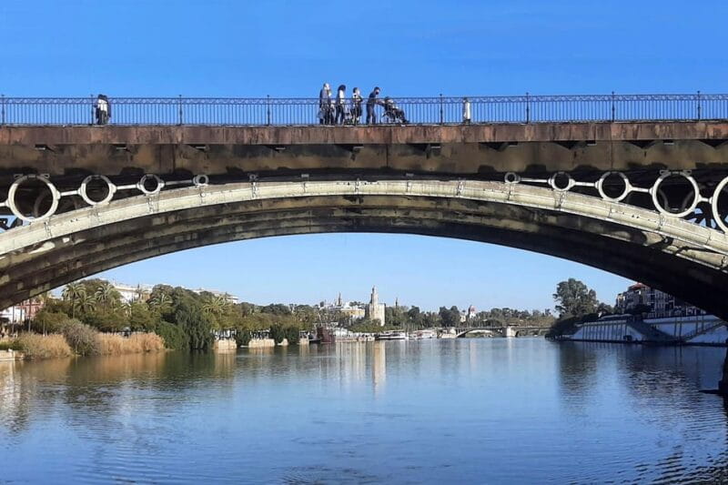 Seville: Restaurant boat ride on the Guadalquivir River with lunch/dinner - FAQ