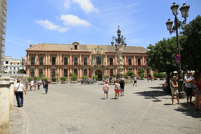 Seville, walk through the heart of the city - Relaxing at Plaza de España