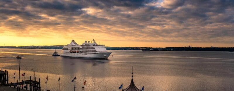 Shore Tour from Dublin: Wicklow Mountains & Dublin - Entering Dublin: A City of Contrasts and Charm