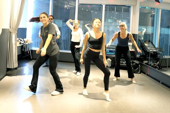 Shuffle Dance in Tokyo With a Tiktok Star - Perfect for Beginners - Convenient Location in Shinjuku