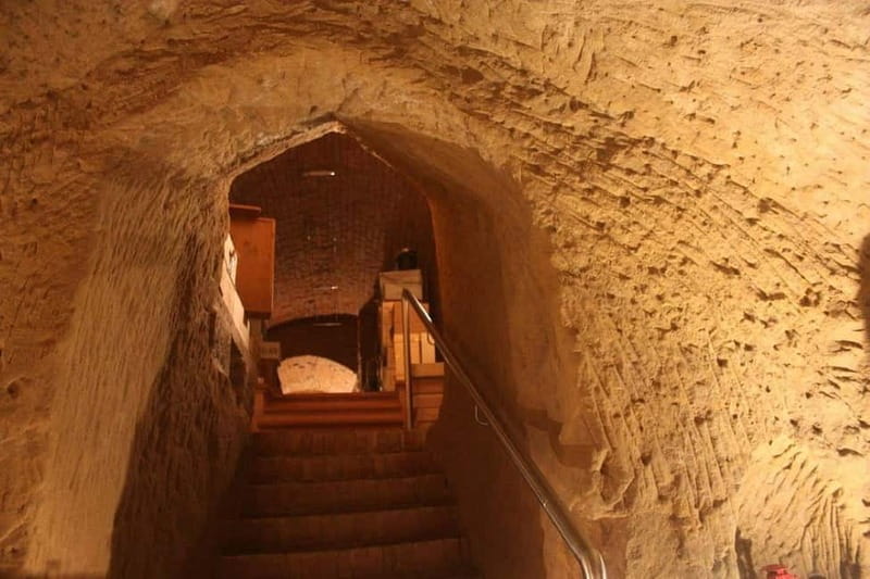 Siena Top - Great wine tasting in Etruscan crypt - The food pairing: Tuscan pecorino and breadsticks