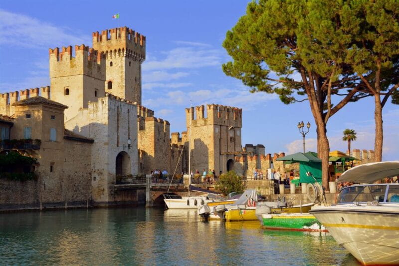 Sirmione: Walking and Speedboat Tour - The Speedboat: A Thrilling View of Sirmiones Coastline