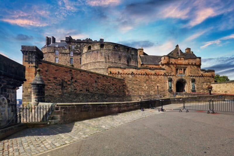 Skip-the-line Edinburgh Castle with Old Town Walking Tour - Walking the Historic Royal Mile