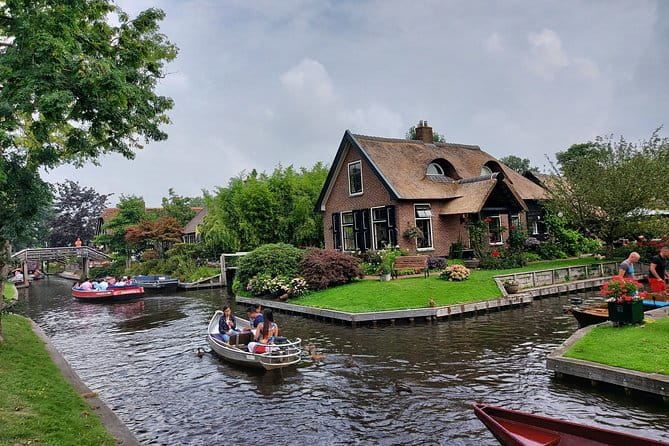Small-Group Tour to Windmills & Giethoorn with boat tour - The Charm of Giethoorn: The Venice of the North
