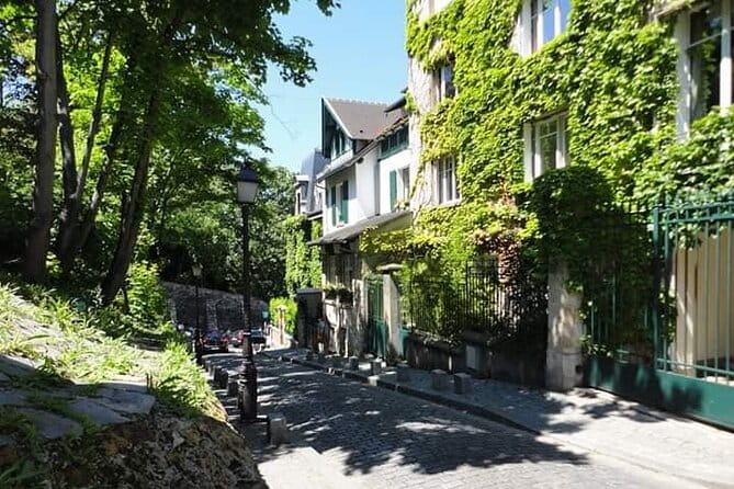 Small group visit to the Montmartre district in Italian - FAQs