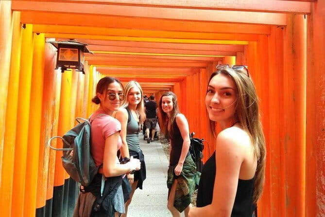 Small Group Walking Tour in Gion at Night With Sake in Hand - Exploring the Yasaka Shrine at Night