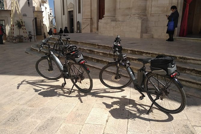 Smart & easy ebike tour in the Itria Valley: Martina Franca - Locorotondo - The stop at the countryside farm or house
