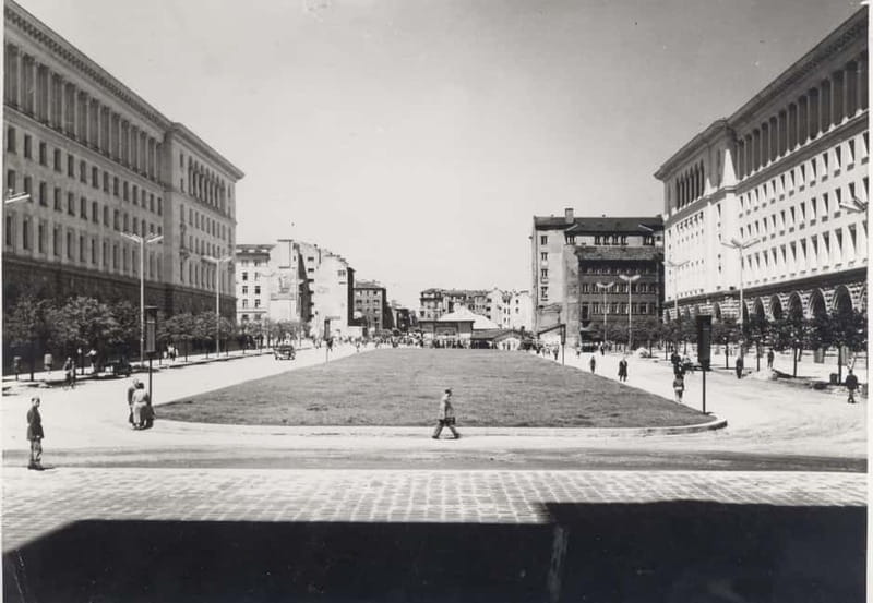 Sofia: Live Guided Tour with Headphones - Exploring Roman Ruins and the Largo