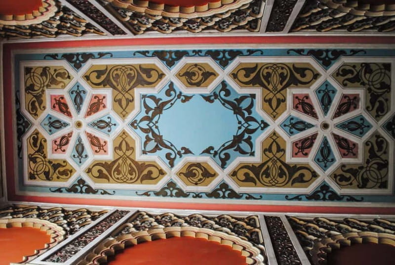 Sololaki - Urban Legends Walk of Bourgeoisie & Haunted Flats - Unearthing Tbilisi’s Architectural Treasures