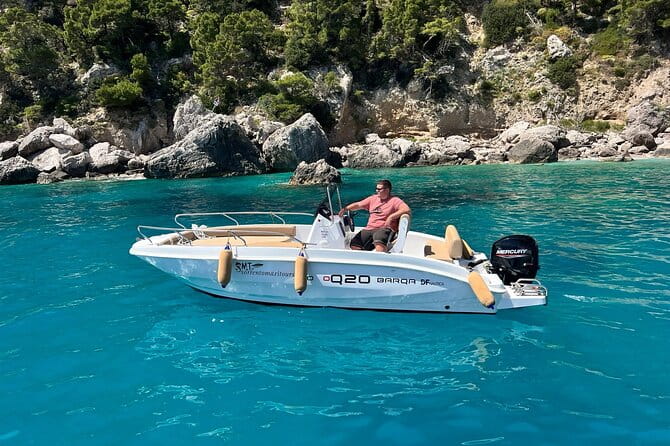 Sorrentomaxiboat tours to Capri - The Experience in Detail
