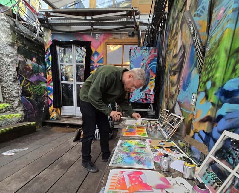 Spray your postcards of cool Munich! - The Artistic Hands-On Experience