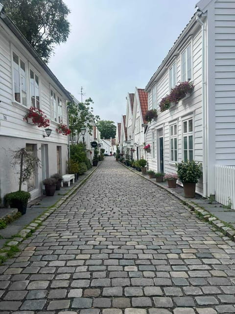 Stavanger: City Highlights Bus and Walking Tour - Stavanger Cathedral: A Place of Worship and Architecture
