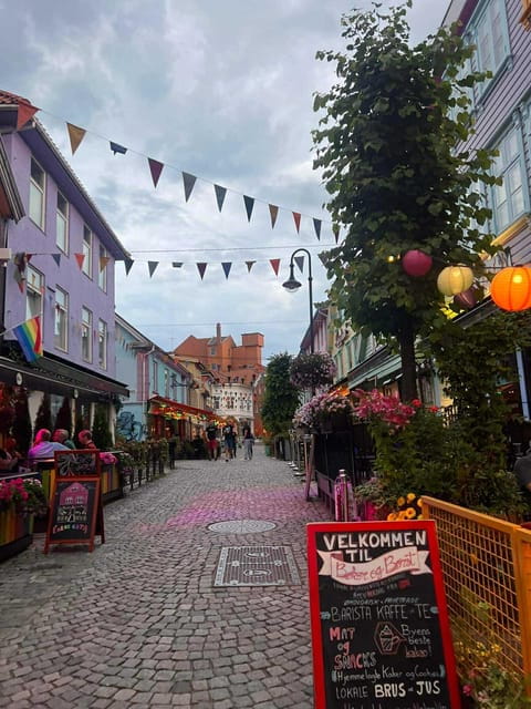 Stavanger: City Highlights Bus and Walking Tour - Market Square and Final Stroll