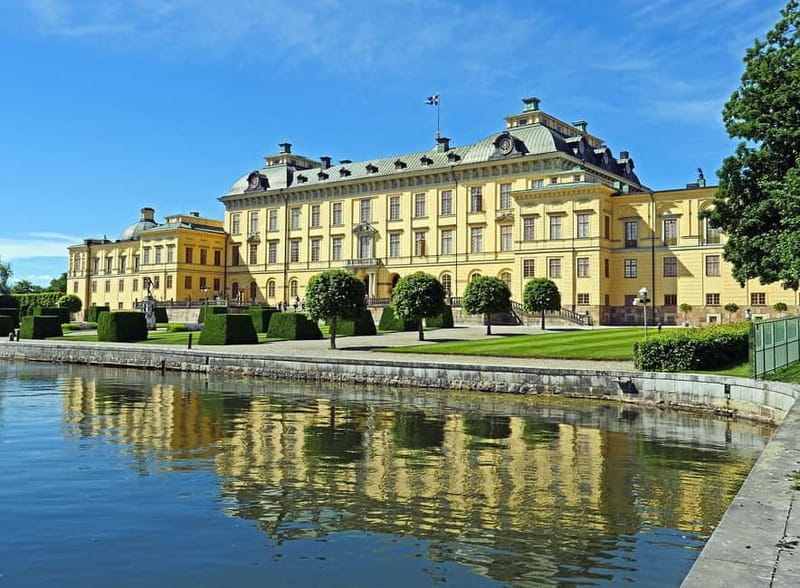 Stockholm: Old Town Walking Tour and Hop-on Hop-off Bus Tour - Key points / Takeaways