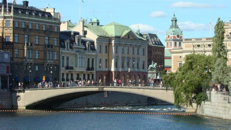 Stockholm: Old Town Walking Tour and the Vasa Museum - Exploring Stockholm’s Old Town: A Walk Through History