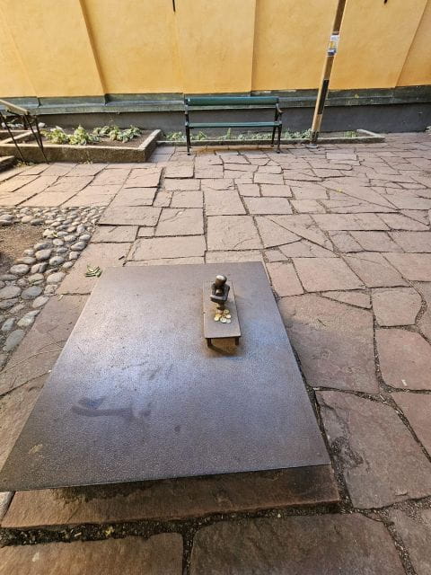 Stockholm: Secrets of Gamla Stan Guided Tour w/ Fika Option - Exploring Gamla Stan with a Storytelling Guide