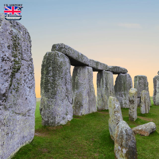 Stonehenge Tour: Journey into Ancient Mysteries - A Clear, Concise Introduction to the Experience