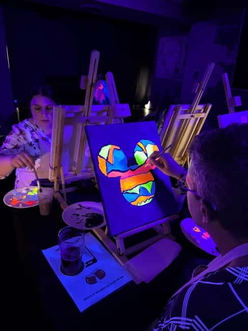 Strasbourg: Painting in the dark workshop with drinks - Key Points / Takeaways about the Neon Paint Workshop