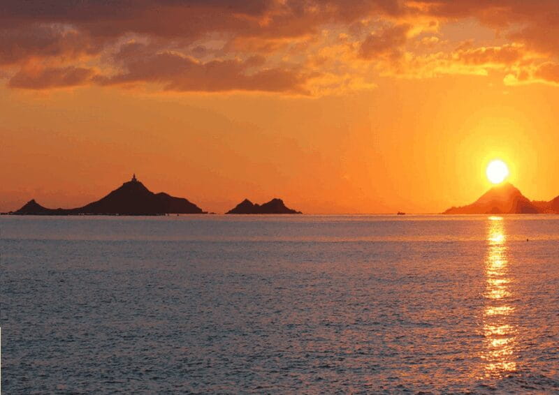 Sunset to Corsican song on a catamaran - Key Points / Takeaways