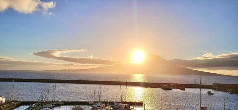 Sunset yacht tour with food and wine tasting. - Who Will Love This Tour?