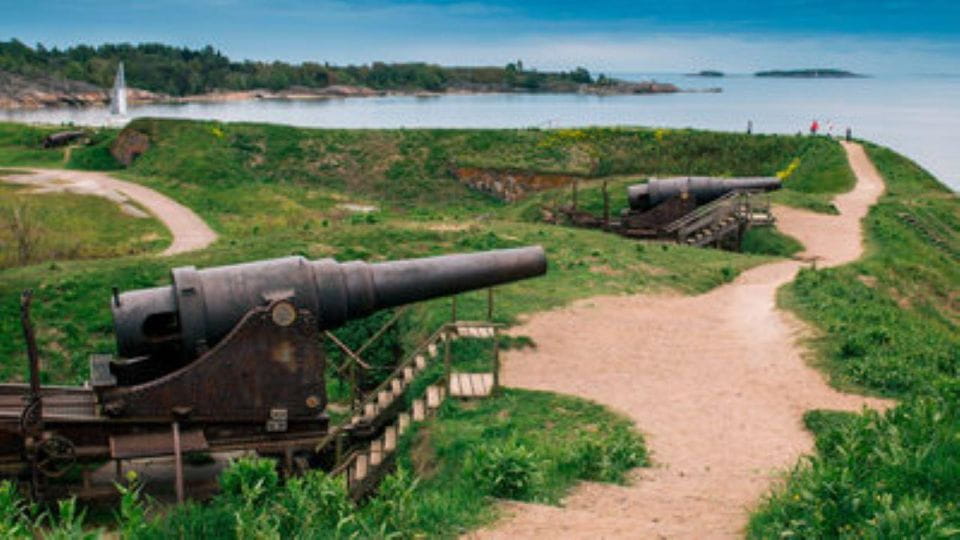 Suomenlinna: Private Tour With an Authorized Guide - Exploring Pipers Park