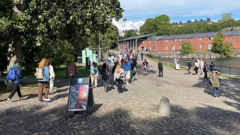 Suomenlinna tour in French with Doro - Piper Park and the Sand Ramparts: Nature and History Intertwined