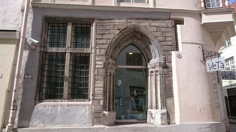 Tallinn: Medieval Walking Tour - Visiting Historic Landmarks: St. Olaf’s Church and Toompea Castle