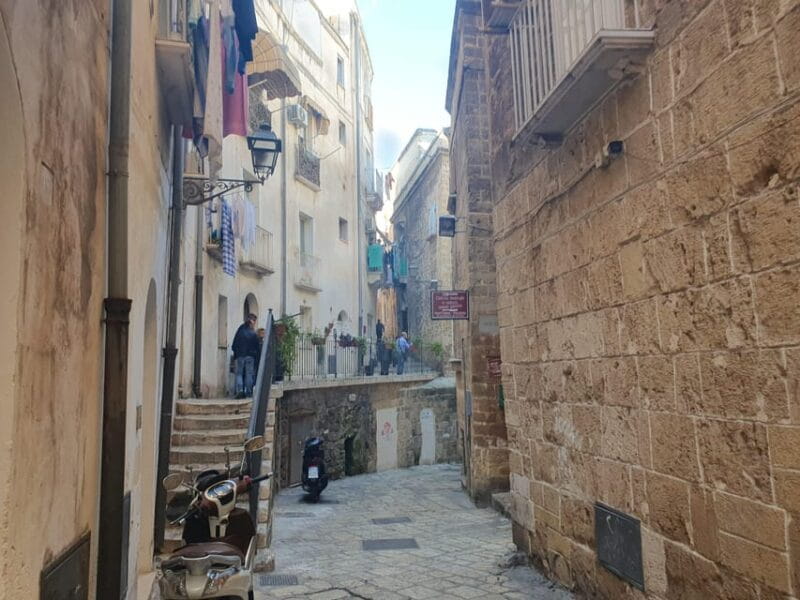TARANTO PUGLIA WALKING TOUR UP AND DOWN - Practical Details That Make a Difference
