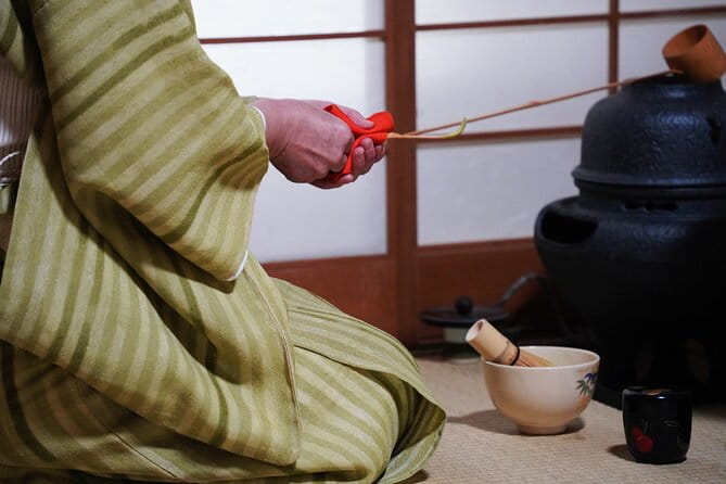 Tea Ceremony by the Tea Master in Kyoto SHIUN an - Host and Tea Master