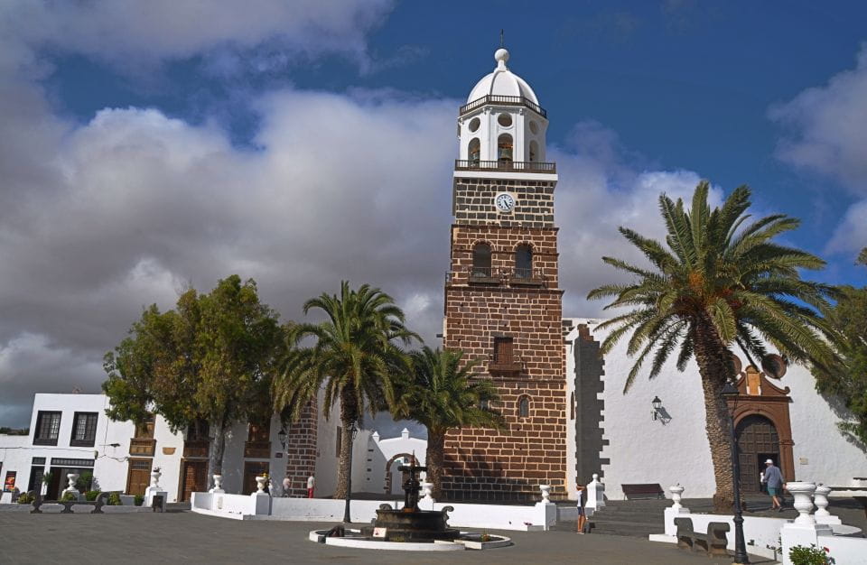 Teguise: Market and César Manrique Foundation Tour - Teguise Market Highlights