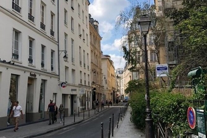 The Title "The Darkest Secrets of Paris" Suggests a Work That Explores the Lesser-Known, Hidden, or Mysterious Aspects of the City of Paris. as a Translator, I Would Aim to Convey the General Meaning and Essence of the Title in English, While Avoiding the Direct Reproduction of Any Copyrighted Material - Encountering the Paranormal in Paris