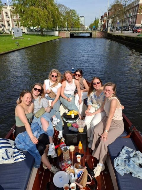 The Hague: Private Boattour up to 10 persons - Exploring The Hague from the Water: An In-Depth Look