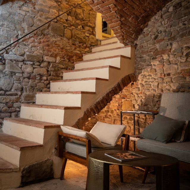 The Pleasure of Wine: The Tuscan Excelences Wine Tasting - Entering the Cellar: An Atmosphere Steeped in History