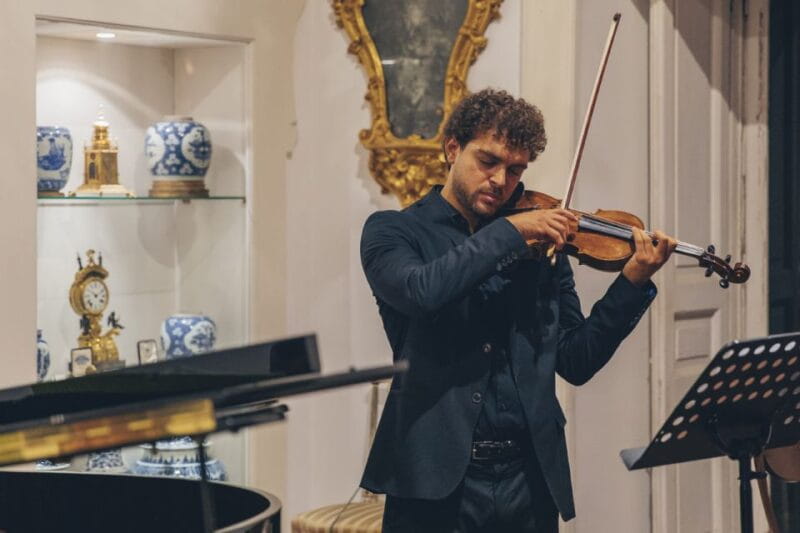 The Three Tenors in Sorrento: Opera Arias, Naples and Songs - The Setting: Gardens, Hall, and Atmosphere