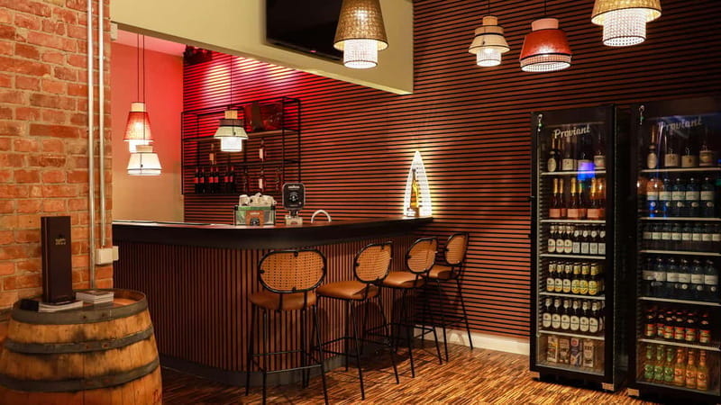 The Ultimate Berlin Golf Bar for Groups, Games & Good Times - Introducing Berlin’s Best Indoor Golf & Bar Combo